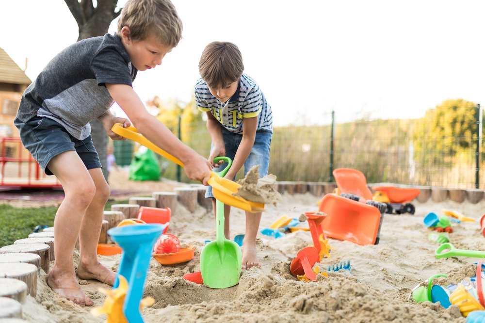 Im Sandkasten spielen Kinder auf dem Spielplatz im Haubiversum.
