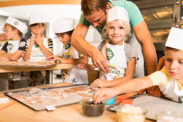 Baking with kids in the children's bakery Hamsterhausen.