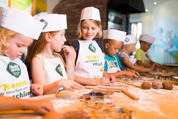 In der Kinderbackstube Hamsterhausen wird der Ausflug für Kinder spannend, lustig und unterhaltsam.