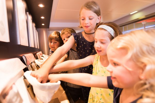 Bei der Führung für Schulklassen wird Haubis Brot und Gebäck verkostet.