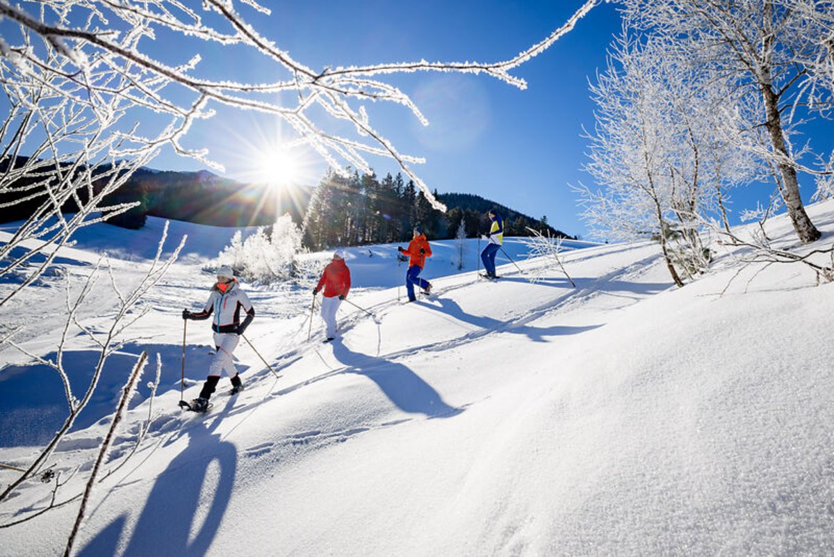 Schneeschuhwandern in der verschneiten Landschaft im Winter
