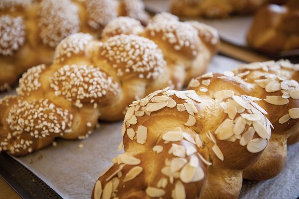 Brioche Striezel mit Mandeln & Zucker bestreut