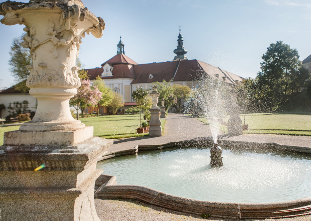Stift Seitenstetten. Wasserfall vor dem Stift