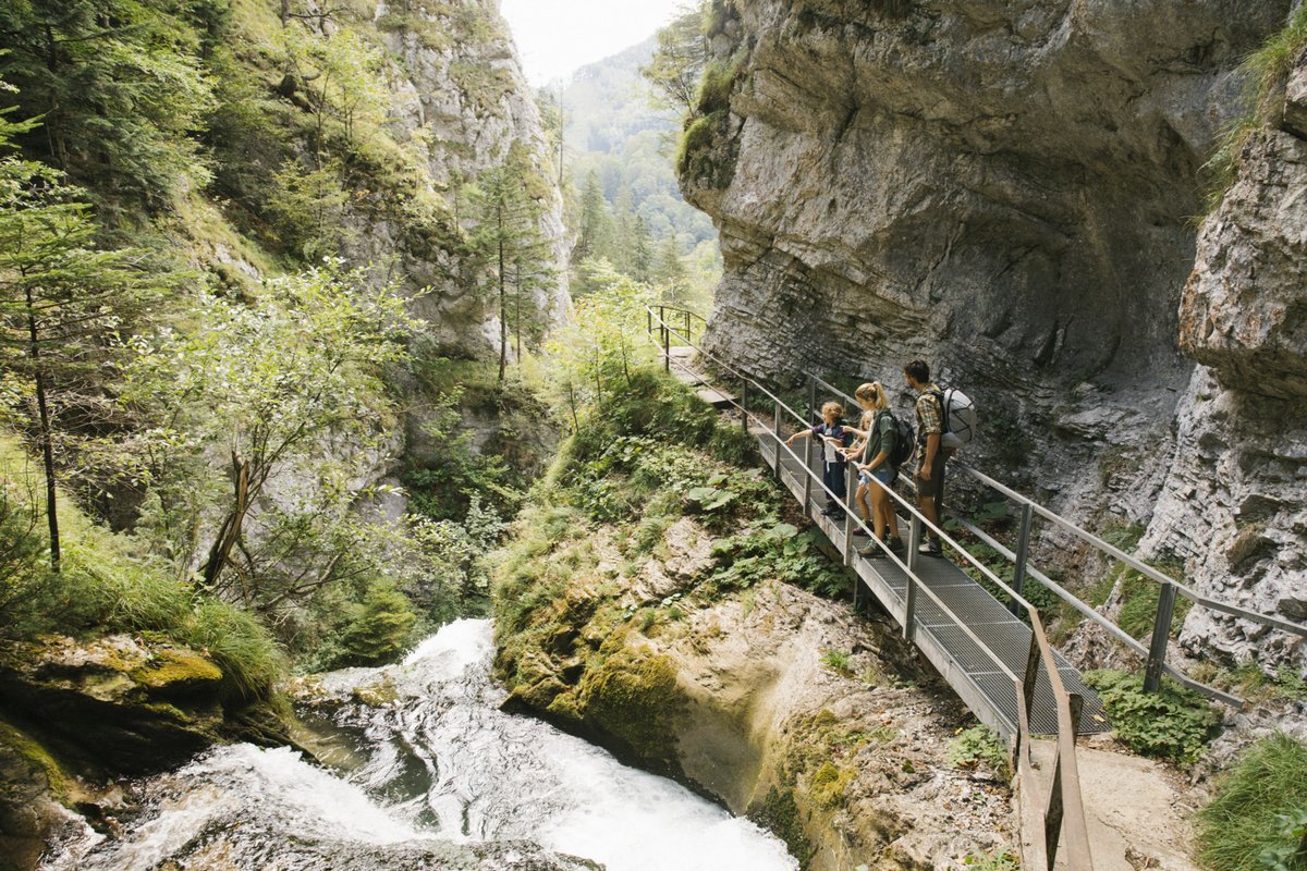 Familie beim Wandern im Naturpark Ötscher Tormäuer, Mostviertel