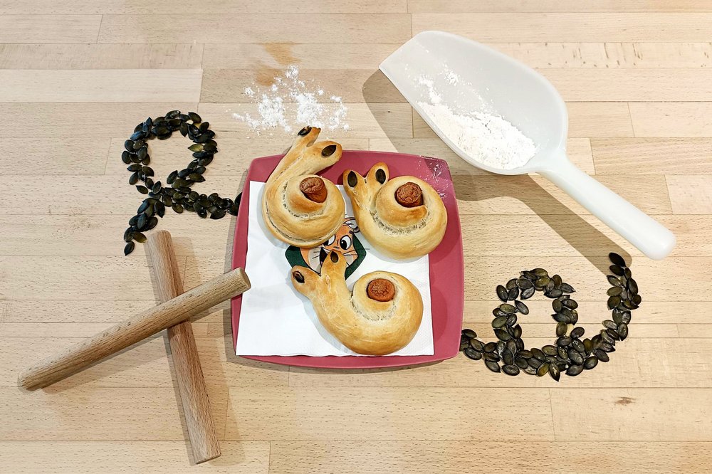 Wurstschnecken auf einem roten Teller