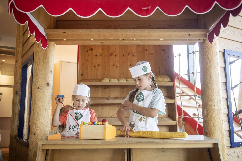Kinder im Hamsterhausen beim spielen