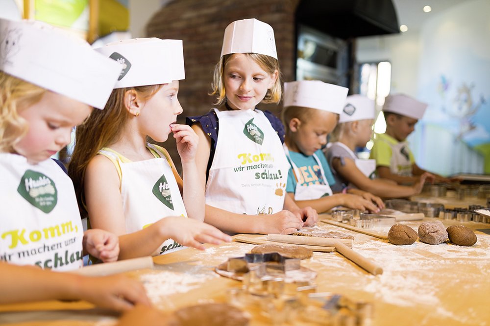 [Translate to English:] Backen mit Kinder in der Kinderbackstube Hamsterhausen