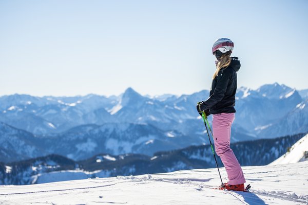 Skifahrerin mit Blick über die Berge in Niederösterreich