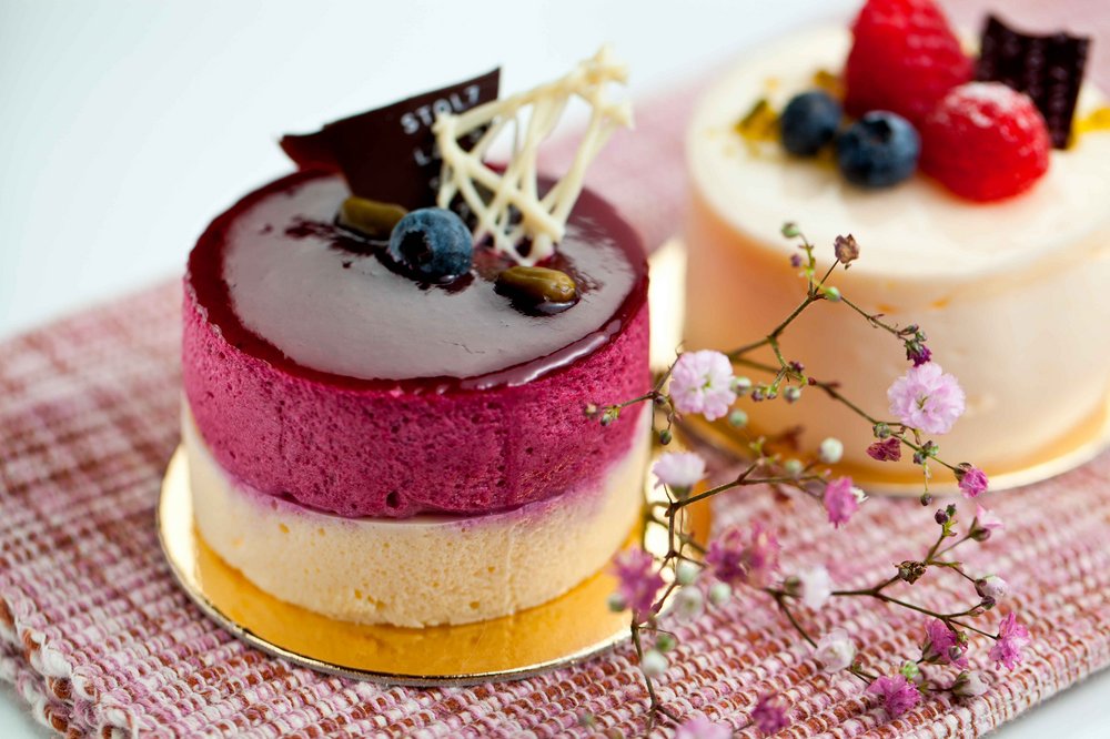 fruchtige Törtchen auf einen rosa Untergrund