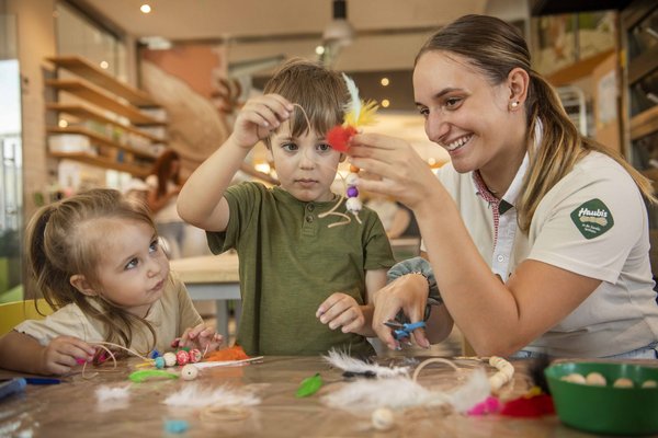 Kinder beim basteln im Haubiversum