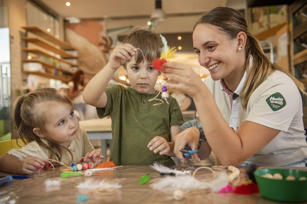 Kinder beim Kreativ-Nachmittag