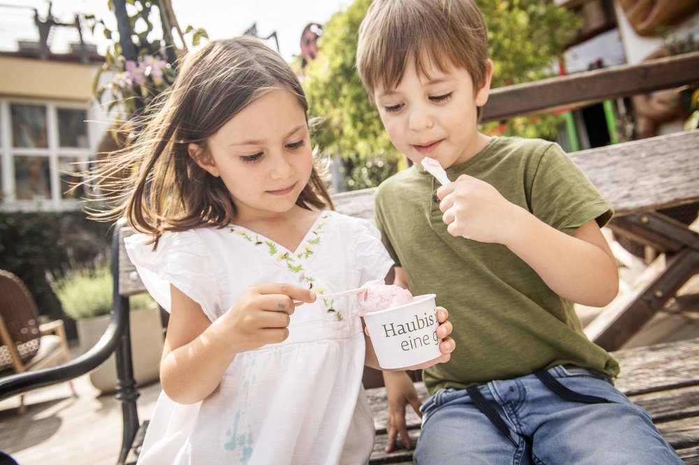 Kinder vor dem Haubiversum beim Eis essen
