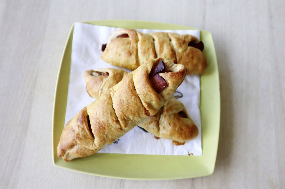 Speckweckerl auf einem gelben Teller