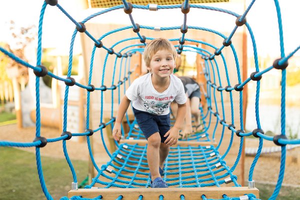 Spielen und Toben darf bei Ausflügen mit Kindern nicht fehlen. 