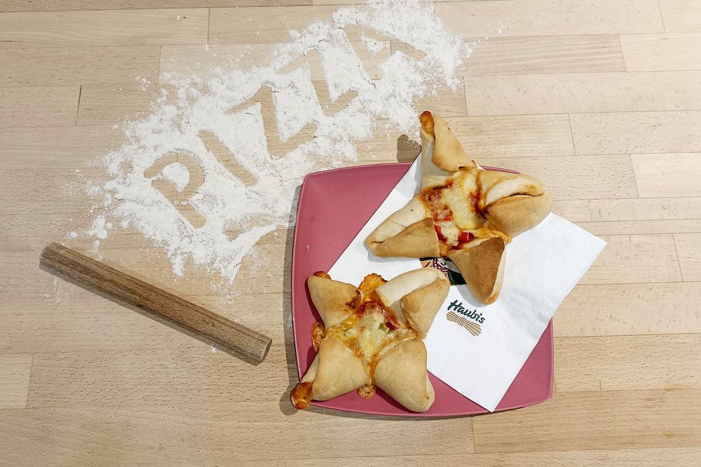 Sternen-Pizza auf einem roten Teller