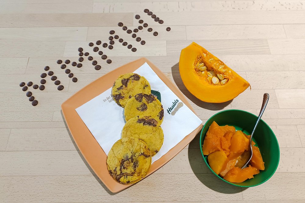 Kekse auf einem orangenen Teller