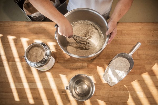 Sauerteig in einer Schüssel welcher gerührt wird