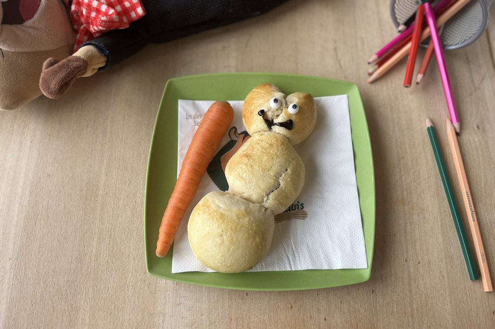 Brioche-Osterhase auf einen grünen Teller