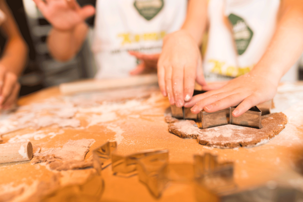 Kinderhände beim Teig kneten