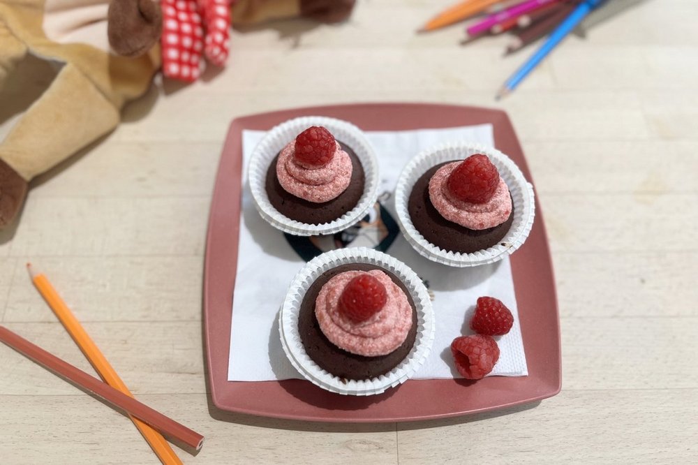 Schoko-Himbeer-Muffins auf einem Teller 