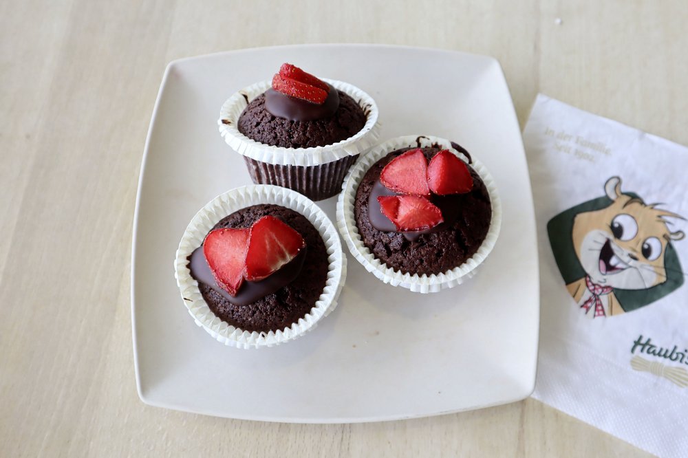Schoko-Muffins mit Erdbeeren