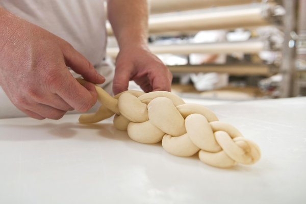 ein Brioche Striezel wird geflochten