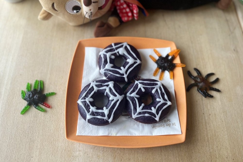 Schoko Donuts auf einem orangenen Teller