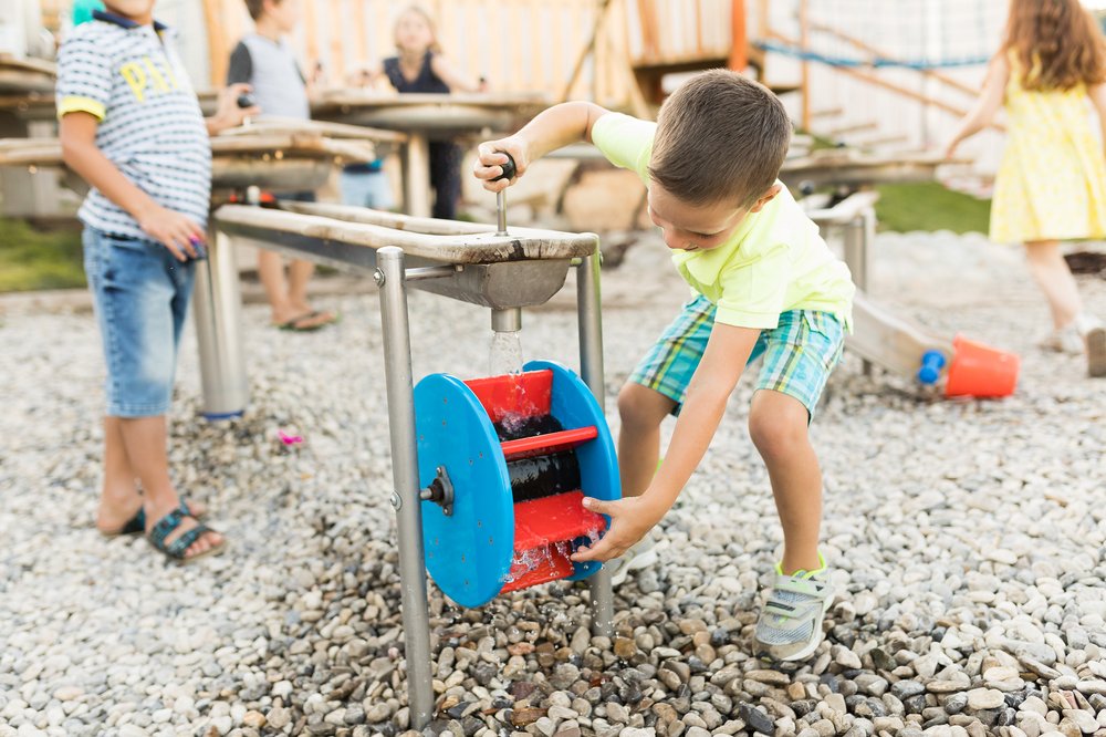 Kinder spielen auf dem Spielplatz im Haubiversum.