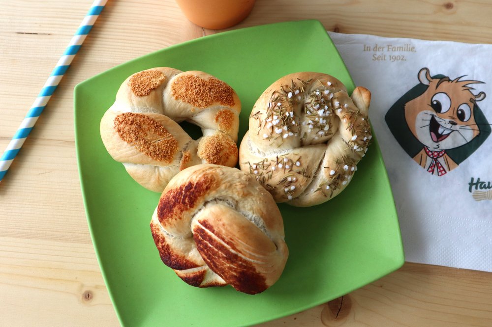 Verschiedene Brötchen auf einem grünen Teller