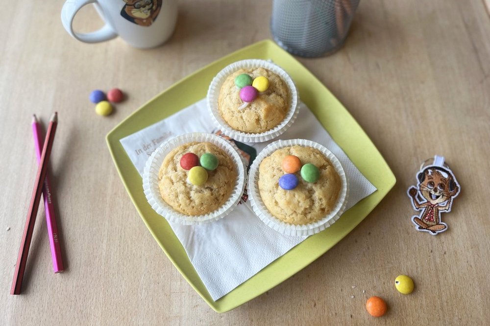 Orangen-Muffins auf einen gelben Teller