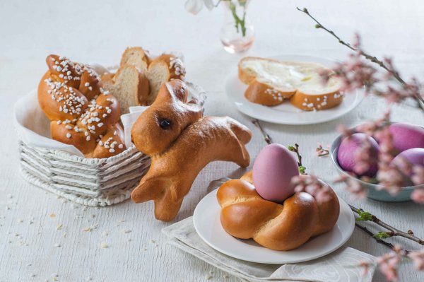 Osterhase auf einem gedeckten Tisch