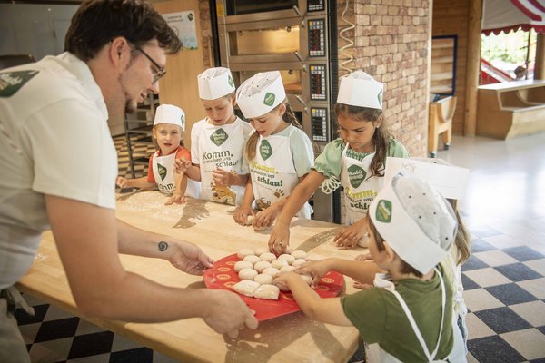 Kinder backen in der Kinderbackstube Gebäck