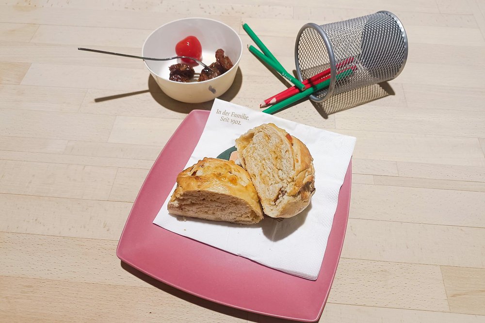 Tomatenbrot auf einem roten Teller