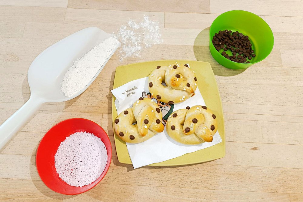 Schoko Brezeln auf einem gelben Teller