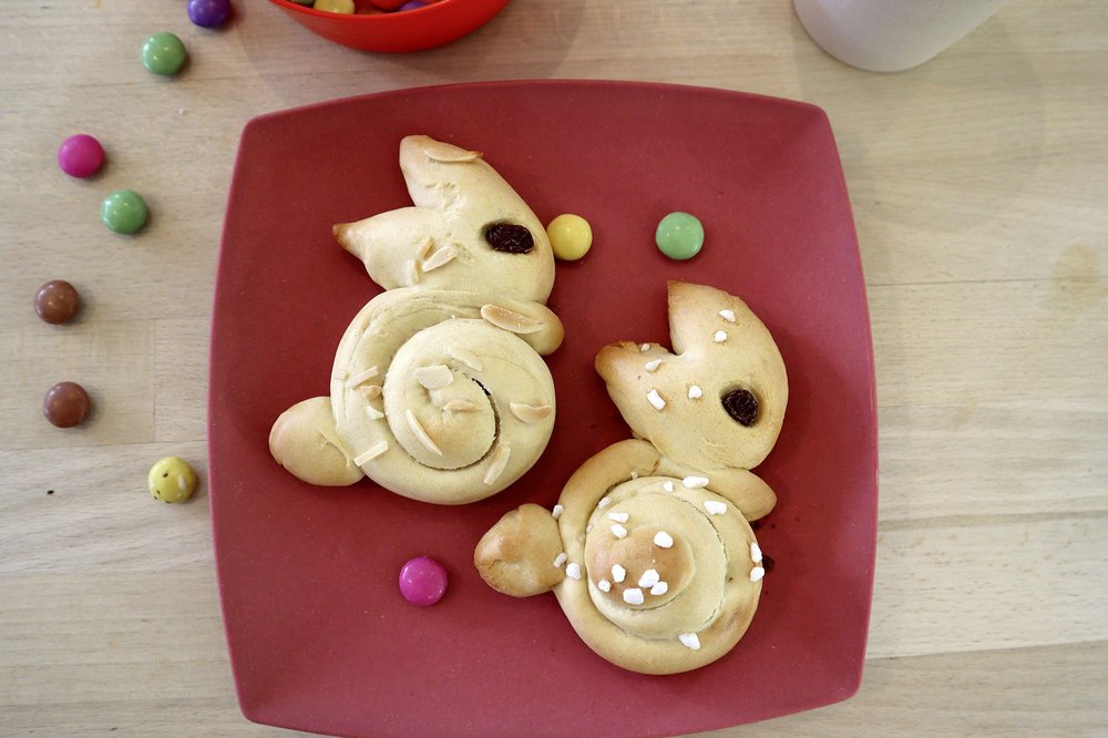 Brioche Osterhasen auf einem roten Teller