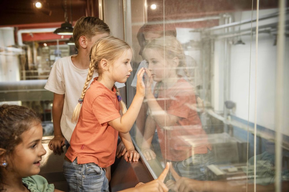 Kinder bei einer Führung im Haubiversum
