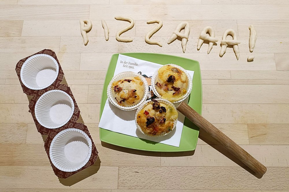 Pizza Muffins auf einem grünen Teller
